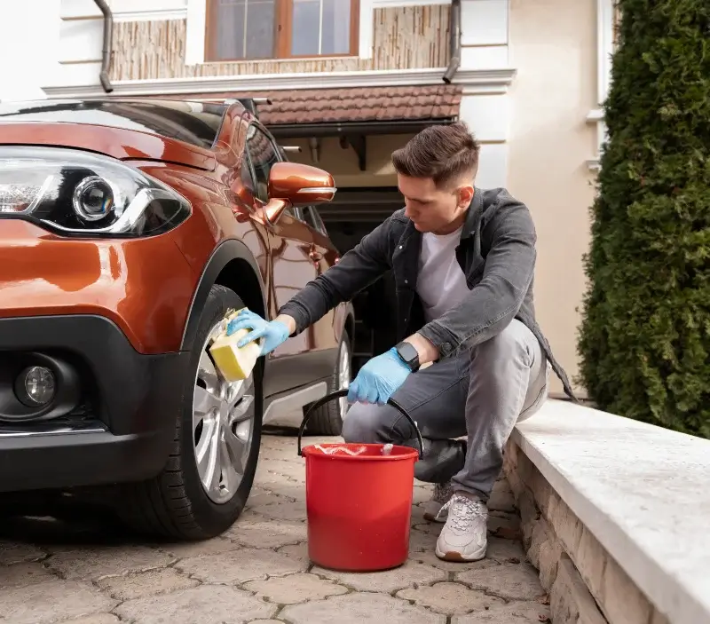 Lavage auto à domicile Sermentizon : professionnel intervenant sur un véhicule